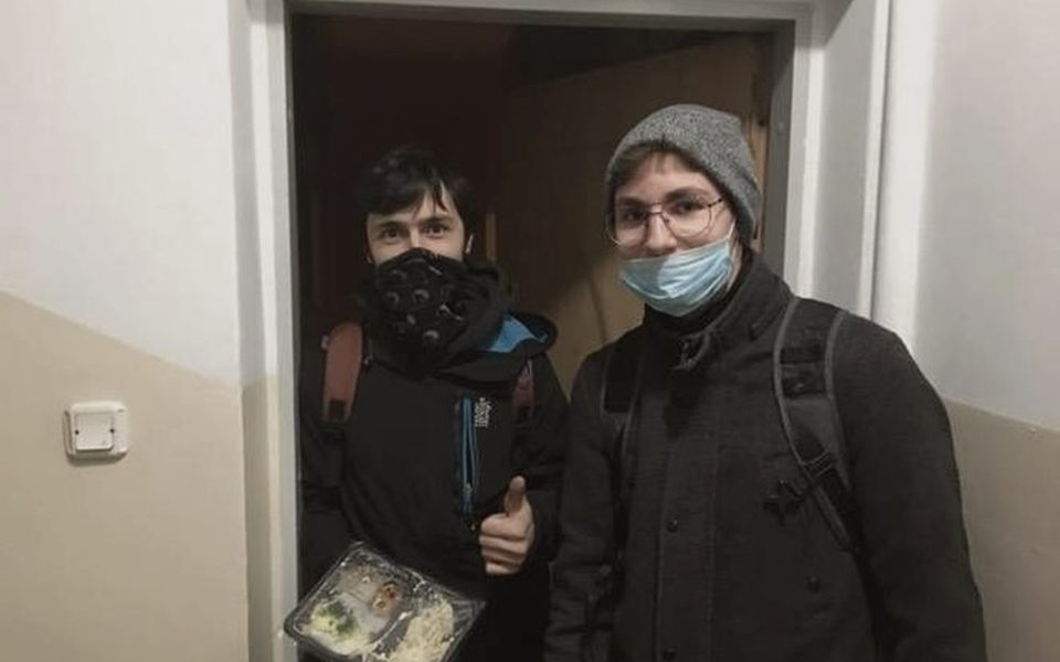 Koronamocni volunteers delivering a meal